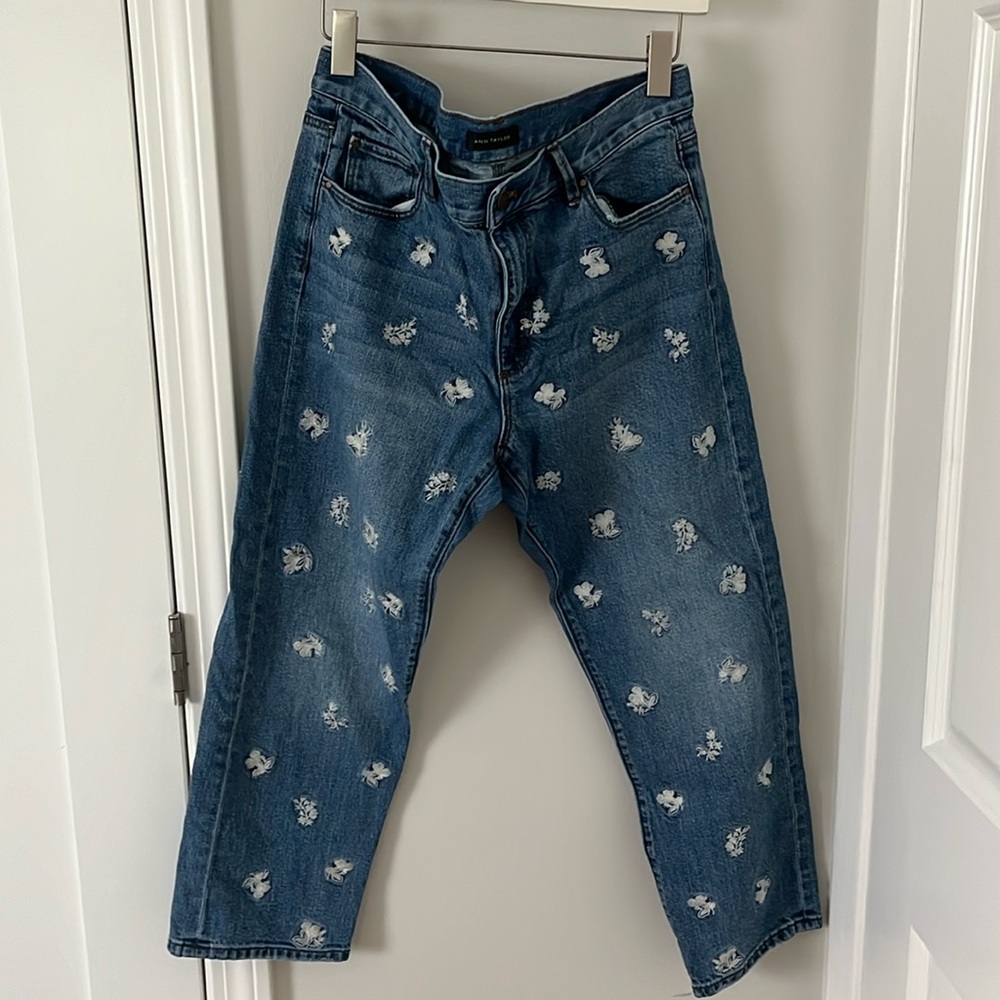 Ann Taylor the Straight crop mid wash jeans with embroidery in size 8